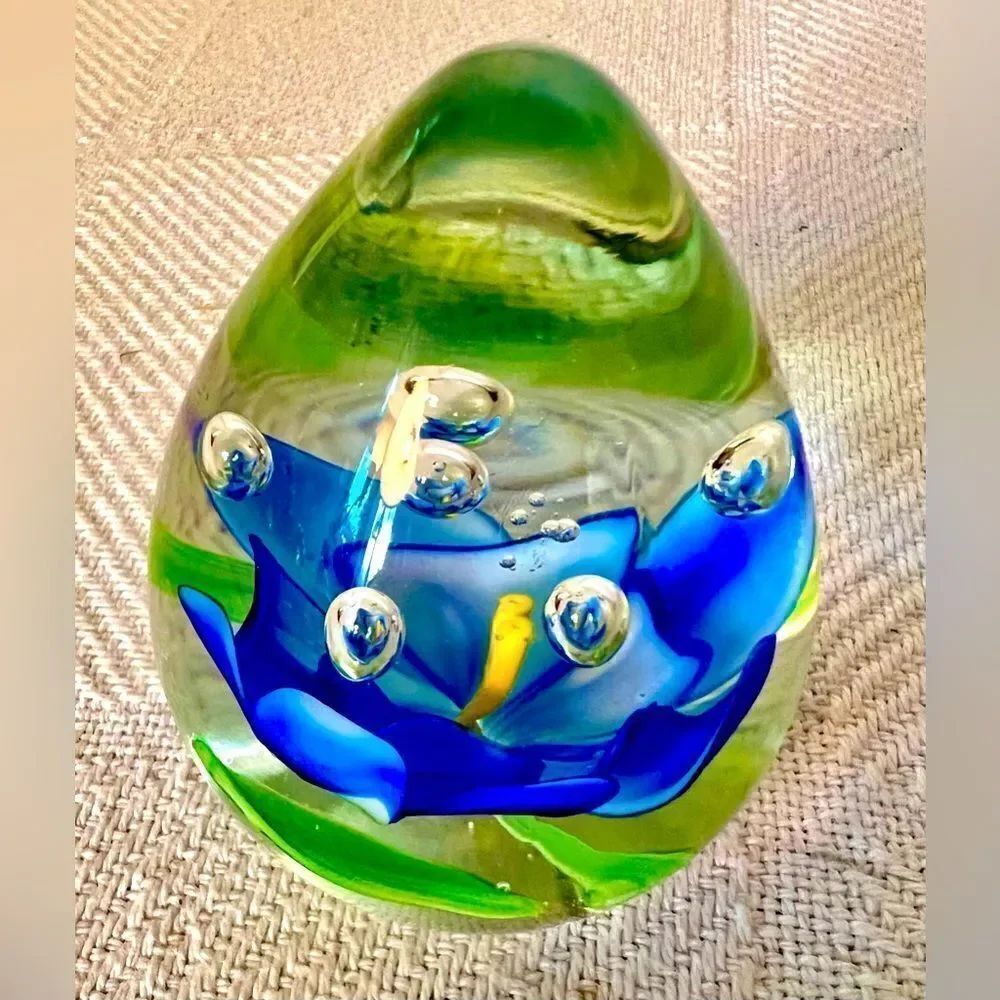 Vtg Art Glass Egg Shaped Paperweight Blue/ Violet Flower W Controlled Bubbles